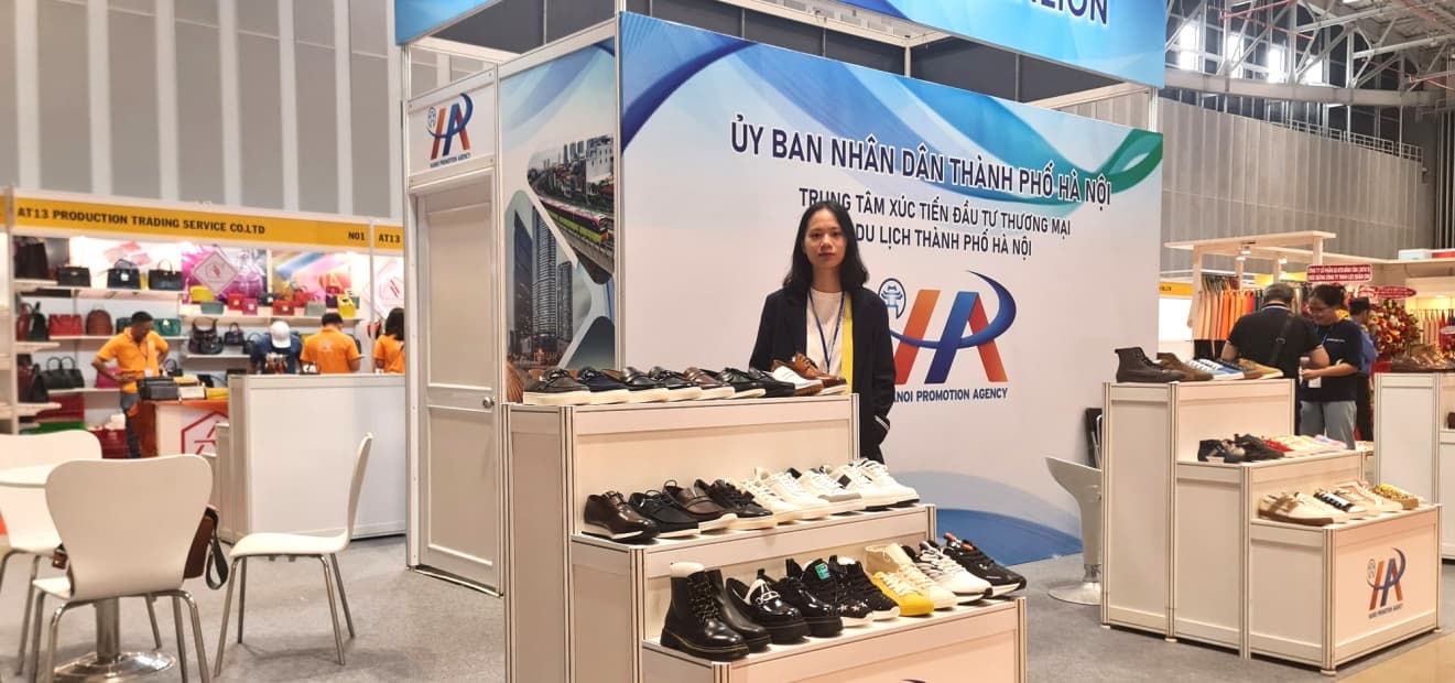 Vietnamese footwear presented at a Hanoi trade promotion exhibition
